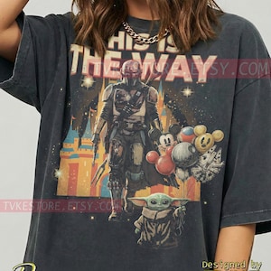 Esta es la camiseta Comfort Colors® de This Is The Way, camisetas Mndlrian, suéter Grogu Baby Yoda, camiseta sin mangas Bounty Hunter, guerrero espacial de ciencia ficción retro imagen 1
