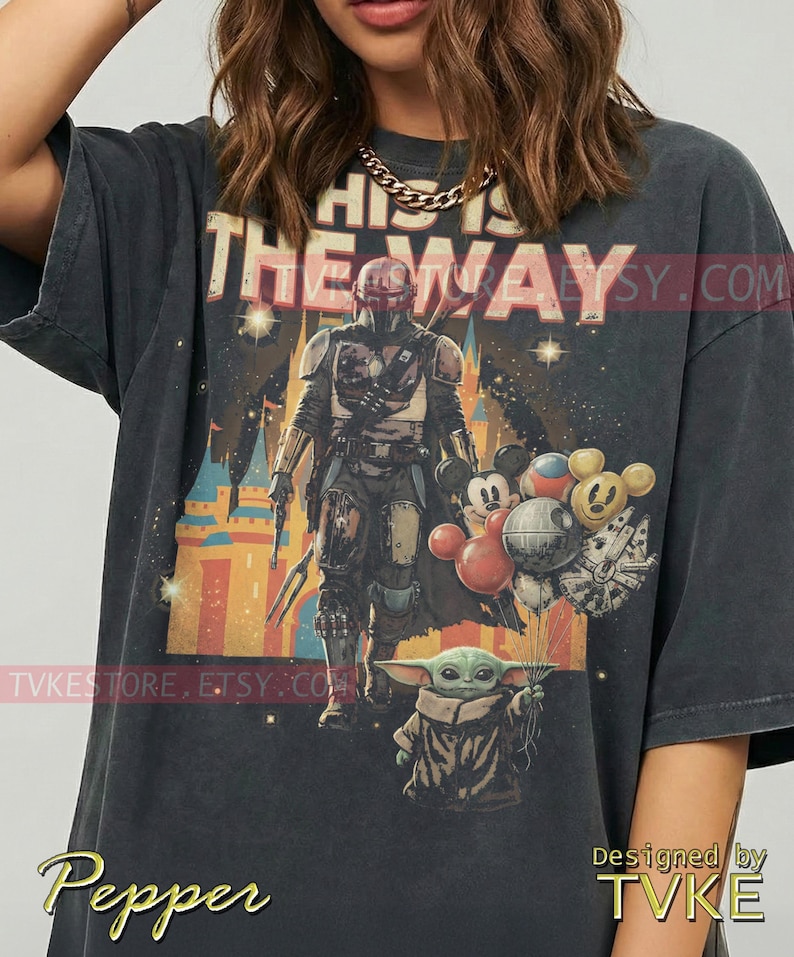 Esta es la camiseta Comfort Colors® de This Is The Way, camisetas Mndlrian, suéter Grogu Baby Yoda, camiseta sin mangas Bounty Hunter, guerrero espacial de ciencia ficción retro imagen 1