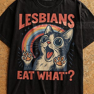 Lesbiska äter vad katten T-shirt, retro tecknad katt rolig regnbågstess, vintage humorskjorta, stolthet grafisk HBTQ+ gåva