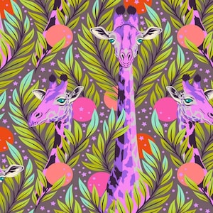 以下が含まれることがあります： 紫とピンクの肌色をした様式化されたキリンが描かれた繰り返し模様で、背景はダークブラウンです。鮮やかな緑の熱帯の葉、明るいオレンジとピンクの円形、小さな白い星がデザインに含まれています。