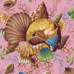 Pode incluir: Um fundo rosa com um padrão colorido de conchas e corais. As conchas são de várias formas e tamanhos, e algumas têm um esquema de cores azul, verde e amarelo. O coral é de cor castanho claro.