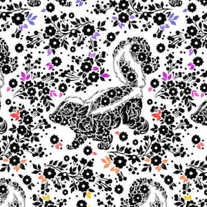 Può includere: Motivo ripetuto con silhouette di puzzola circondata da elementi floreali neri su sfondo bianco. Il design include fiori e bacche rosa, viola, arancioni e gialle. La puzzola è dettagliata con motivi floreali.