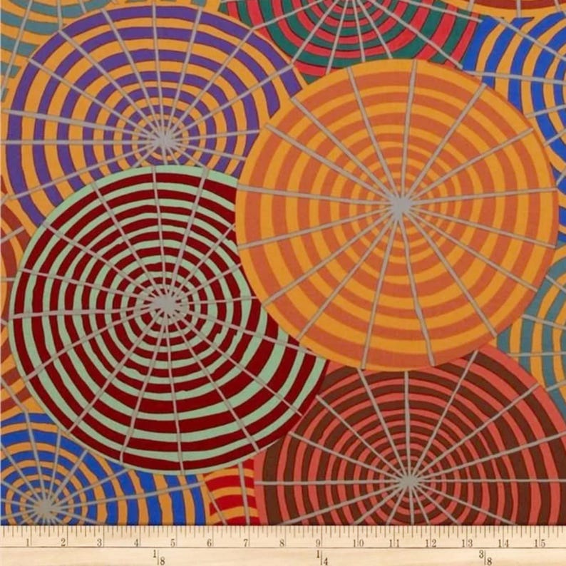 K&ouml;nnte beinhalten: Ein farbenfroher Stoff mit einem sich wiederholenden Muster aus sich &uuml;berlappenden Kreisen. Die Kreise sind mit orange, rot, blau, gr&uuml;n und lila gestreift.