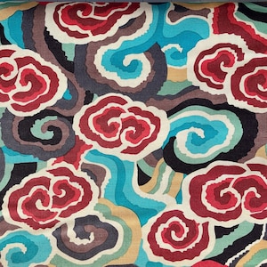 Pode incluir: Um tecido com um padrão repetitivo de redemoinhos vermelhos, azuis e brancos. Os redemoinhos estão dispostos em um padrão aleatório e criam uma sensação de movimento. O tecido é perfeito para acolchoar, costurar e fazer artesanato.