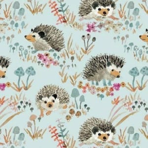 Pode incluir: Um padrão repetitivo de ouriços, cogumelos e flores sobre um fundo azul claro. Os ouriços têm espinhos cinzentos e castanhos, com rostos castanhos e pequenos olhos pretos. Os cogumelos são em vários tons de azul, castanho e rosa.