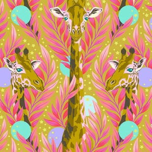 Könnte beinhalten: Ein sich wiederholendes Muster mit Giraffenköpfen und langen Hälsen auf senfgelbem Hintergrund. Das Design enthält leuchtend rosa farnartige Blätter, kleine gelbe Sterne sowie verstreute hellblaue und lavendelfarbene Kreise.