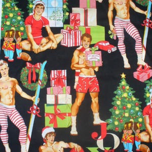 24 "Wiederholung ALL I WANT for CHRISTMAS Alexander Henry Fabric Sexy Pin Up Men Hunks Santa Hat Pyjamas Skis Candy Cane Boxers Schwarz Rot Grün