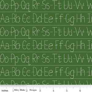 Può includere: Tessuto verde con lettere maiuscole e minuscole bianche in stile gesso. Le lettere sono disposte in righe, che ricordano una lavagna. Il tessuto include il testo "Inches 1 Riley Blake 2 Designs 3 4 5 6".