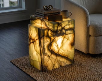 Groene onyx bijzettafel — Verlichte, sculpturale accenttafel van natuursteen