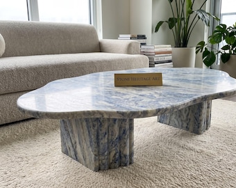 Mesa de centro de calcita azul, forma orgánica libre con base estriada.