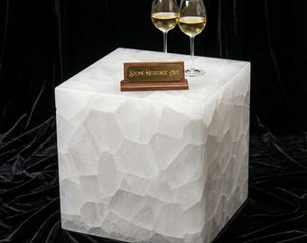 Soporte de pedestal cuadrado de cuarzo blanco / Exhibidor de arte moderno en mármol