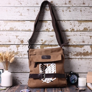 Umhängetasche „Freedom Wings“ aus braunem Canvas, individuell bestickter Riemen, Messenger-Schultertasche, Anime-inspiriertes Geschenk