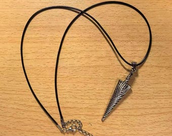 Collar de Hollow Knight con clavos puros y colgante de espada con clavos de hueso | Joyería inspirada en el juego, regalo para fans, accesorio de cosplay, amuleto coleccionable de anime