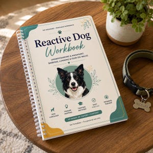 Puede incluir: Un cuaderno de ejercicios de espiral titulado Reactive Dog Workbook con cubierta color crema, ilustración de un perro blanco y negro, formas abstractas verdes y amarillas, y el texto "Understanding & Managing Barking, Lunging & Fear on Walks".