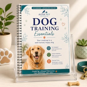 Puede incluir: Una guía de adiestramiento canino con encuadernación en espiral titulada Dog Training Essentials con la foto de un golden retriever. La portada presenta texto azul, ilustraciones botánicas y tres iconos circulares sobre consejos veterinarios.
