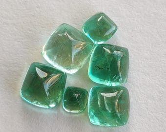 Lote de 6 peças de esmeralda zambiana verde natural, 2,45 quilates, tamanhos variados, formato cabochão.