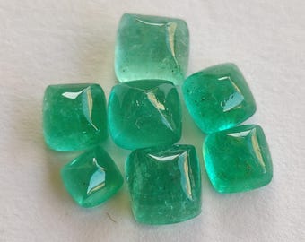 Lote de 7 peças de esmeraldas zambianas em formato cabochão quadrado, 6,40 quilates de pedras verdes naturais.