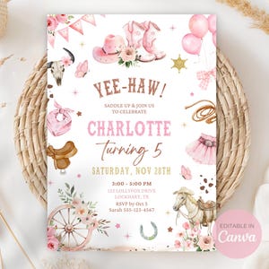 Puede incluir: Una invitaci&oacute;n rosa y blanca con tem&aacute;tica de vaquera. La invitaci&oacute;n presenta ilustraciones de un sombrero de vaquero, botas y un caballo. El texto dice "Yee-Haw!" y anuncia una fiesta de cumplea&ntilde;os para Charlotte, que cumple 5 a&ntilde;os.