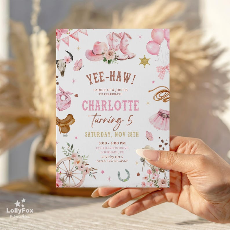 Puede incluir: Una invitaci&oacute;n rosa y blanca con tem&aacute;tica de vaquera. La invitaci&oacute;n presenta ilustraciones de botas de vaquero, un sombrero y una silla de montar. El texto incluye "Yee-Haw!" y "Charlotte Turning 5". Tambi&eacute;n se incluyen los detalles del evento.