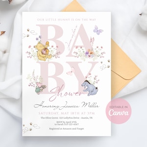 Puede incluir: Una invitación a un baby shower con personajes de Winnie the Pooh. El diseño incluye las palabras "Baby Shower" en letras rosas grandes, con ilustraciones de Pooh, Piglet y Eeyore. La invitación está decorada con flores, mariposas y abejas.
