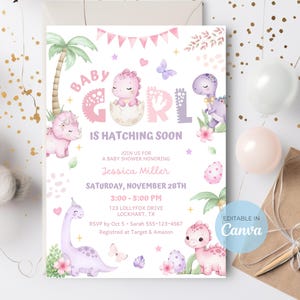 Puede incluir: Una invitación a un baby shower con temática de dinosaurios. La invitación presenta dinosaurios rosas y morados, flores y el texto "Baby Girl is Hatching Soon". Incluye detalles del evento y el texto "Editable in Canva."