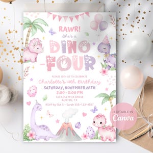 Op de afbeelding: Een pastelkleurige verjaardagsuitnodiging met dinosaurusillustraties. Het ontwerp bevat de tekst "RAWR! She's a DINO FOUR" en details voor een vierde verjaardagsfeestje, inclusief datum, tijd en locatie. De uitnodiging is bewerkbaar in Canva.