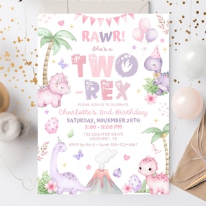 Peut inclure: Invitation d'anniversaire sur le thème des dinosaures, rose et violet. Le texte dit "RAWR! She's a TWO-REX" avec les détails de l'anniversaire de Charlotte, date, heure et lieu. Des dinosaures, des ballons et des palmiers ornent le carton.
