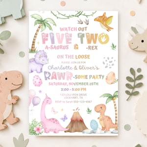 Puede incluir: Una invitación de cumpleaños rectangular con ilustraciones en acuarela de dinosaurios, palmeras, un volcán y huevos. El texto dice: WATCH OUT FIVE TWO A-SAURUS & -REX ON THE LOOSE PLEASE JOIN US FOR Charlotte & Oliver's RAWR-SOME PARTY.