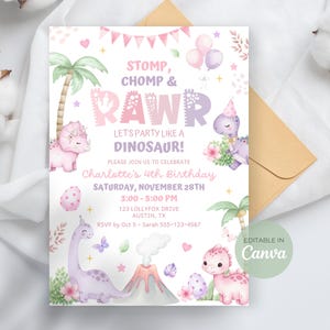 Pode incluir: Um convite de aniversário com tema de dinossauro em cores pastel. O design apresenta ilustrações de dinossauros, palmeiras e balões. O texto diz "Stomp, Chomp & Rawr! Let's Party Like a Dinosaur!" com detalhes do evento. O convite é editável no Canva.
