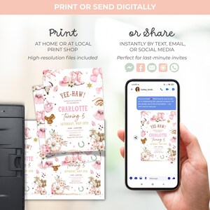 Puede incluir: Invitaciones de cumplea&ntilde;os con tem&aacute;tica de vaquera en rosa y blanco con el texto "Yee-Haw!" y "Charlotte Turning 5". El dise&ntilde;o incluye botas de vaquero, herraduras y detalles florales. Un smartphone muestra la invitaci&oacute;n.