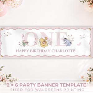 Peut inclure: Une bannière de fête rectangulaire avec une bordure rose festonnée, affichant le mot ONE en grandes lettres, des illustrations des personnages de Winnie l'ourson et le texte HAPPY BIRTHDAY CHARLOTTE. La bannière comporte quatre œillets.