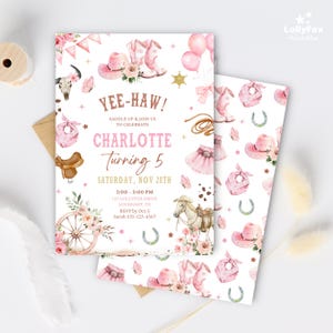 Puede incluir: Un juego de dos invitaciones rosas y blancas con tem&aacute;tica de vaquera. La invitaci&oacute;n principal presenta el texto "Yee-Haw!" y "Charlotte Turning 5". El dise&ntilde;o incluye ilustraciones de un sombrero de vaquero, botas y un caballo.