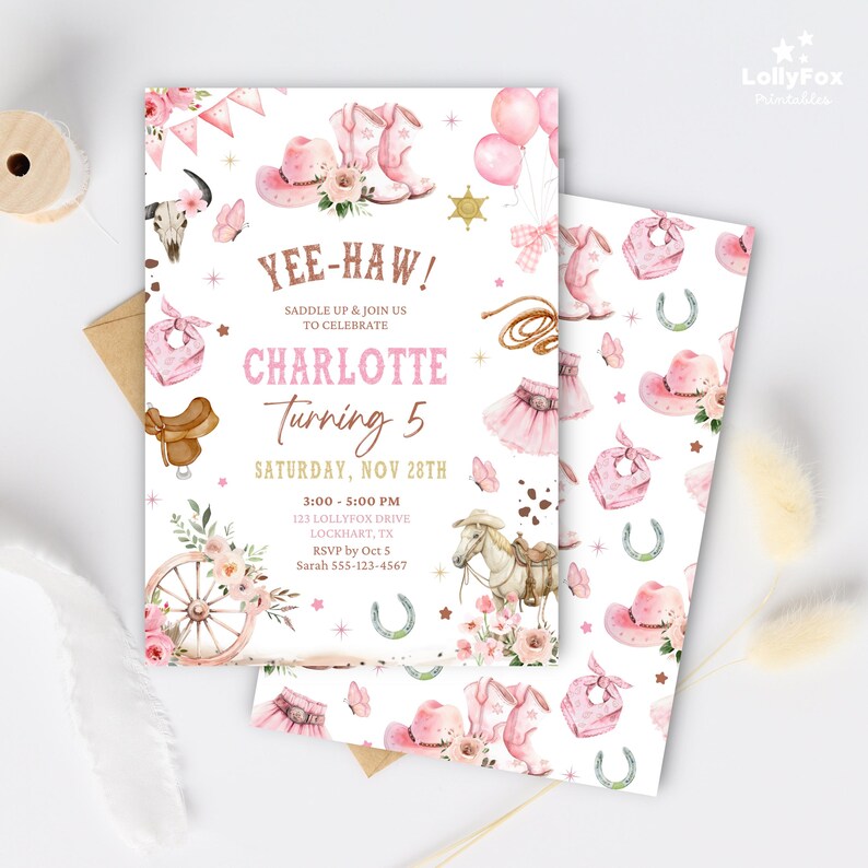 Puede incluir: Un juego de dos invitaciones rosas y blancas con tem&aacute;tica de vaquera. La invitaci&oacute;n principal presenta el texto "Yee-Haw!" y "Charlotte Turning 5". El dise&ntilde;o incluye ilustraciones de un sombrero de vaquero, botas y un caballo.
