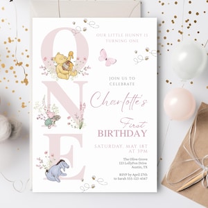 Può includere: Un invito personalizzato per una festa di primo compleanno. Il design presenta la parola "ONE" con personaggi di Winnie the Pooh e dettagli floreali. L'invito include il testo "Our Little Hunny is Turning One" e i dettagli dell'evento.