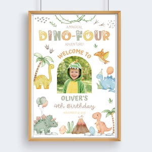 Może przedstawiać: Oprawiony znak urodzinowy z motywem dinozaurów. Na znaku widnieje napis "A Magical Dino-Four Adventure! Welcome to Oliver's 4th Birthday." Znak zawiera ilustracje dinozaurów, palm i zdjęcie dziecka.