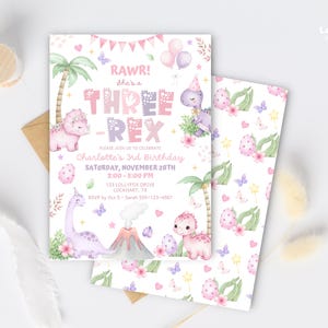Puede incluir: Dos tarjetas de invitaci&oacute;n con tem&aacute;tica de dinosaurios. La tarjeta principal presenta el texto "RAWR! She's a THREE-REX" con ilustraciones de acuarela de dinosaurios, palmeras y flores. La segunda tarjeta tiene un patr&oacute;n repetido de huevos, mariposas y flores.
