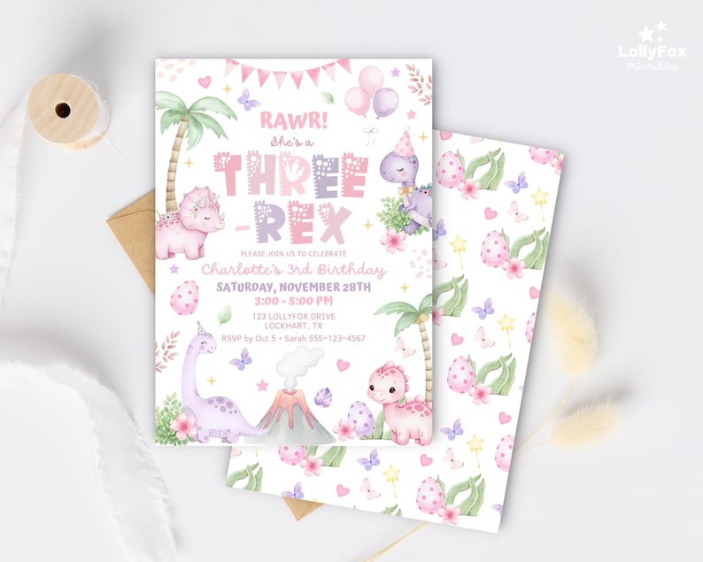 Puede incluir: Dos tarjetas de invitaci&oacute;n con tem&aacute;tica de dinosaurios. La tarjeta principal presenta el texto "RAWR! She's a THREE-REX" con ilustraciones de acuarela de dinosaurios, palmeras y flores. La segunda tarjeta tiene un patr&oacute;n repetido de huevos, mariposas y flores.