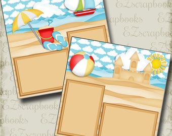 Può includere: Una pagina di scrapbooking digitale con tema spiaggia. La pagina ha due cornici per foto, una con una barca a vela e l'altra con un castello di sabbia. La pagina ha anche un ombrello da spiaggia, un secchiello e una pala, una palla da spiaggia e un sole.