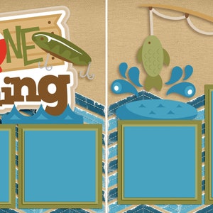 Pu&ograve; includere: Un layout di scrapbook con un cartello di legno marrone che dice "Gone Fishing" con un galleggiante rosso e bianco e un'esca da pesca verde. Il layout ha due cornici per foto blu e uno sfondo a motivo chevron blu e verde. Il lato destro del layout presenta una canna da pesca marrone con un pesce verde sulla lenza e uno schizzo d'acqua blu.