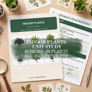 Może przedstawiać: Dokument edukacyjny Indoor Plants Unit Study zawierający 42 strony i 32 rośliny w formatach PDF A4 i US Letter. Okładka zawiera tytuł, ilustracje roślin i tekst. Całość otaczają sukulenty w doniczkach, lupa oraz długopisy.