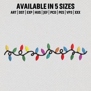Puede incluir: Un diseño bordado de una cadena de luces navideñas en varios colores, incluyendo amarillo, verde, rojo, azul y morado. Las luces están unidas a un cable negro. El texto "AVAILABLE IN 5 SIZES" está en la parte superior.