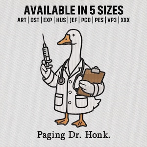 Może przedstawiać: Haftowany wzór przedstawiający kreskówkową gęś ubraną w strój lekarza, trzymającą strzykawkę i schowek. Gęś ma na sobie biały fartuch i stetoskop. Tekst "AVAILABLE IN 5 SIZES" znajduje się na górze. Tekst "Paging Dr. Honk" znajduje się na dole.