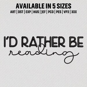 Peut inclure: Tissu blanc avec le texte noir "I'D RATHER BE reading". Au-dessus du texte se trouve "AVAILABLE IN 5 SIZES" et une liste de formats de fichiers. Le texte est en gras, police sans-serif.