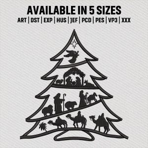 Puede incluir: Diseño de árbol de Navidad en línea negra con elementos del pesebre. La forma del árbol contiene capas con siluetas de la Sagrada Familia, animales y reyes magos. El texto en la parte superior dice "AVAILABLE IN 5 SIZES".