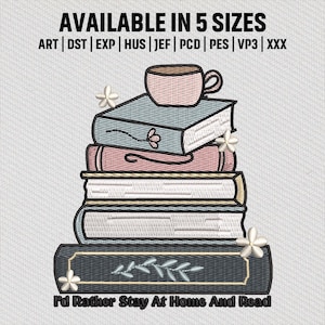 Peut inclure: Une broderie représentant une pile de livres surmontée d'une tasse à café. Les livres sont de différentes couleurs, avec des détails floraux et le texte "I'd Rather Stay At Home And Read". Disponible en 5 tailles.