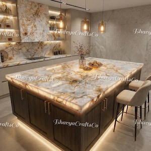Puede incluir: Un letrero de madera hecho a mano con la palabra "Welcome" en una fuente juguetona. El letrero pintado de blanco tiene un acabado envejecido y un pequeño corazón decorativo. Para uso interior o exterior.