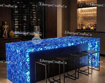 Plan de travail lumineux en agate bleue, îlot de cuisine de luxe rétroéclairé, plan de travail en pierre semi-précieuse