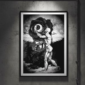 Pode incluir: Impressão de arte emoldurada em preto e branco retratando uma figura musculosa alada segurando um grande olho dentro de uma rosa. A obra de arte tem um tema surrealista e gótico, com um fundo detalhado de montanhas e nuvens.