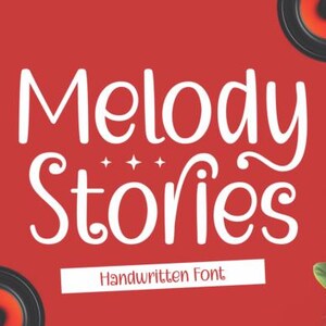 Op de afbeelding: Een rode achtergrond met de woorden "Melody Stories" in witte, handgeschreven lettertypen. De afbeelding bevat een microfoon, een platenspeler, luidsprekers, een keyboard en een kleine plant, wat wijst op een muziek- of audiothema.