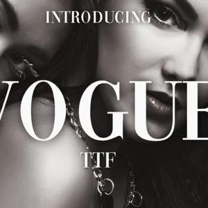 Könnte beinhalten: Schwarz-Weiß-Bild mit zwei Frauen und dem Wort "VOGUE" in großen weißen Buchstaben. Das Wort "INTRODUCING" steht über dem Wort "VOGUE". Die Buchstaben "TTF" stehen darunter.